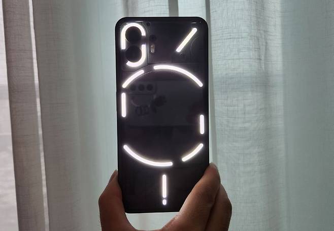 글리프 인터페이스에서 LED 조명이 빛나고 있다. 사진=구자윤 기자