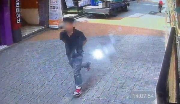 21일 오후 2시 7분께 서울 신림동 인근 칼부림 사건 범인 조모 씨가 도주하고 있는 장면. /사진=뉴스1