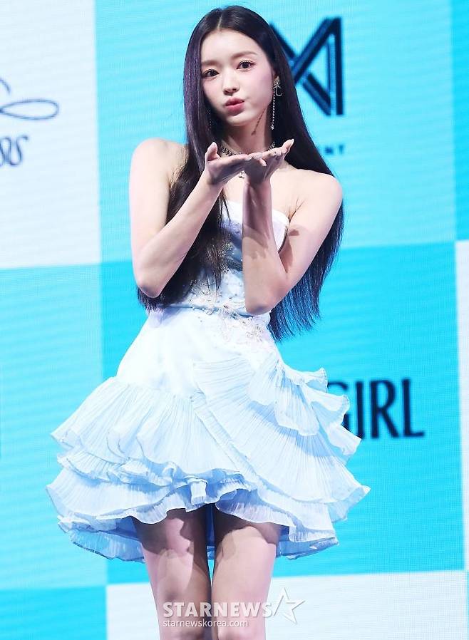 걸그룹 오마이걸(OH MY GIRL) 유아가 24일 오후 서울 광진구 광장동 예스24 라이브홀에서 진행된 아홉 번째 미니 앨범 'Golden Hourglass' 발매 기념 쇼케이스에 참석해 포즈를 취하고 있다. 이번 앨범은 지난해 3월 발매했던 정규 2집 'Real Love' 이후 약 1년 4개월 만의 신보로, 무더워진 여름 속 더욱 빛을 발하는 오마이걸의 눈부신 '골든 타임'을 담은 앨범이다. 2023.07.24 /사진=김창현 기자 chmt@