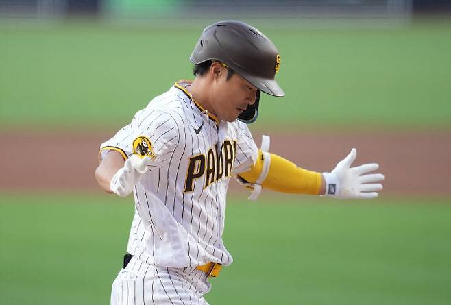 김하성이 25일 열린 MLB 피츠버그 파이리츠전에서 시즌 13호 홈런을 터뜨린 뒤 세리머니를 펼치고 있다.(사진=AFPBBNews)