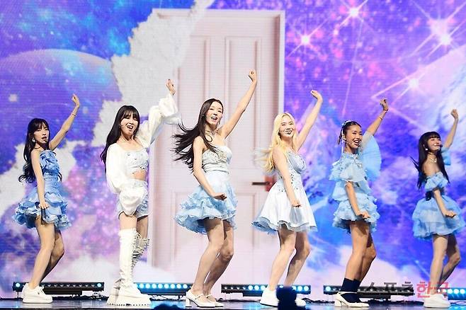 미니 9집 '골든 아워글래스(Golden Hourglass)' 쇼케이스에 참석한 오마이걸. ⓒ이혜영 기자 lhy@hankooki.com