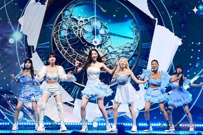 미니 9집 '골든 아워글래스(Golden Hourglass)' 쇼케이스에 참석한 오마이걸. ⓒ이혜영 기자 lhy@hankooki.com