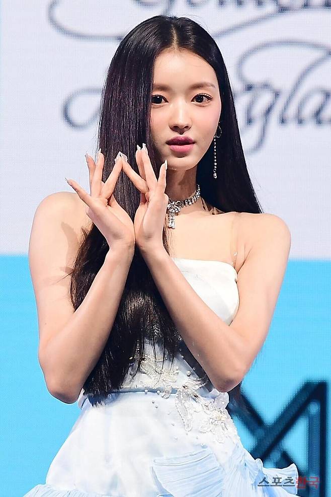 미니 9집 '골든 아워글래스(Golden Hourglass)' 쇼케이스에 참석한 오마이걸 유아. ⓒ이혜영 기자 lhy@hankooki.com