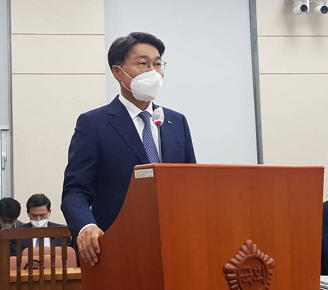 최정우 포스코홀딩스 회장이 지난해 10월 서울 여의도 국회 본관에서 열린 국정감사 현장에서 증인으로 출석해 발언하고 있다. (사진=최지원 기자)