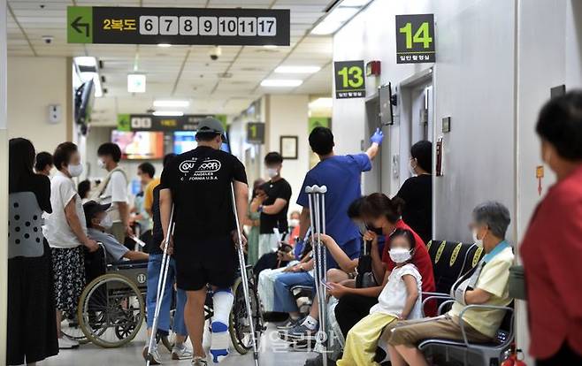 아주대학교병원에서 환자들이 진료를 받기 위해 대기하고 있다. ⓒ뉴시스