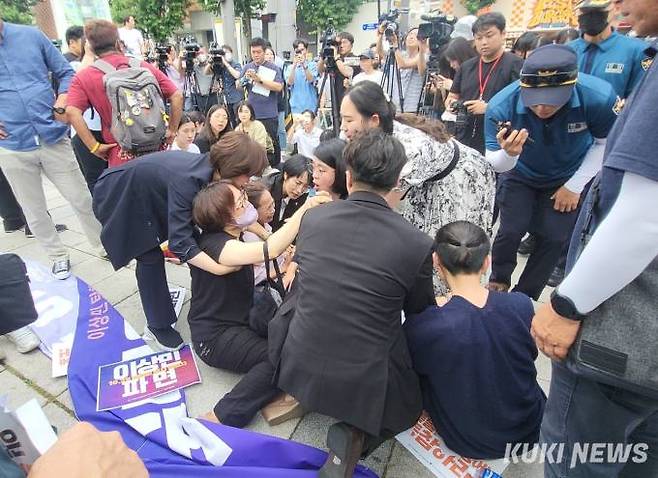 10·29이태원참사 유가족협의회·시민대책회의와 일부 보수성향 시민단체가 25일 오후 헌법재판소 앞에서 충돌했다. 사진=최은희 기자