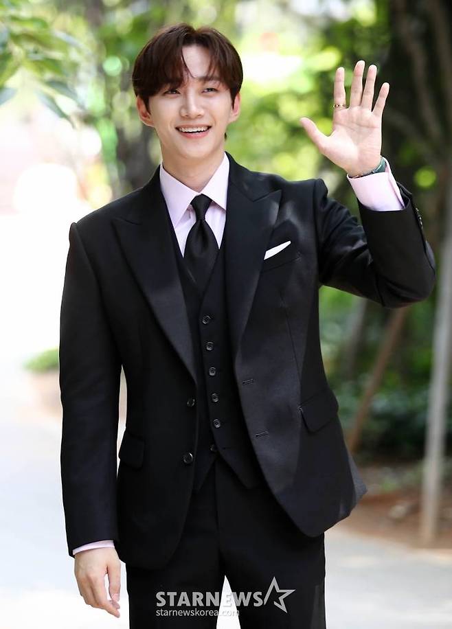 그룹 2PM 준호가 6일 오후 서울 마포구 상암동 JTBC에서 진행되는 '뉴스룸' 녹화를 위해 도착하고 있다. 2023.07.06 /사진=임성균 기자 tjdrbs23@