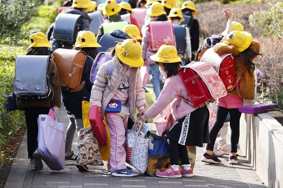 일본 도쿄의 한 초등학교 학생들이 하교하는 모습. AP=연합뉴스