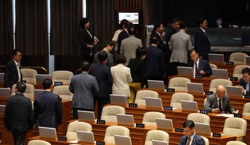 지난 6월 30일 서울 여의도 국회에서 열린 본회의에서 노란봉투법으로 불리는 노동조합 및 노동관계조정법 일부개정안의 본회의 부의의 건에 대한 표결이 진행되자 국민의힘 의원들이 퇴장하고 있다. 김병언 기자