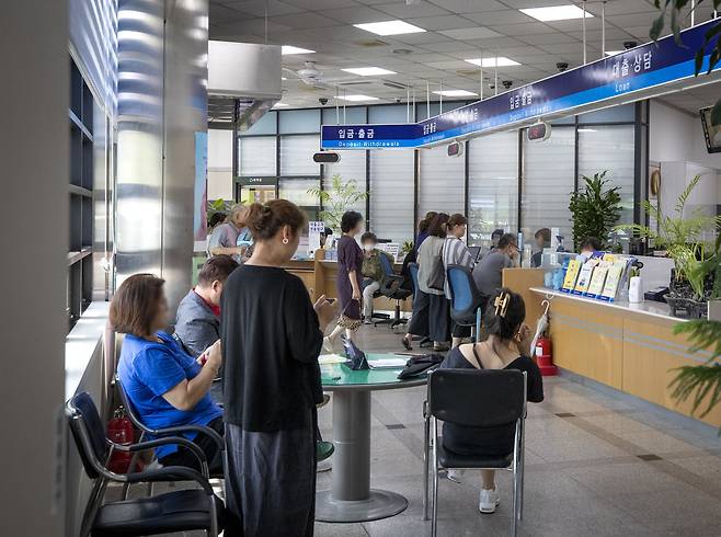 합병이 발표된 남양주동부새마을금고에서 7월5일 고객들이 순서를 기다리고 있다. ⓒ시사IN 박미소