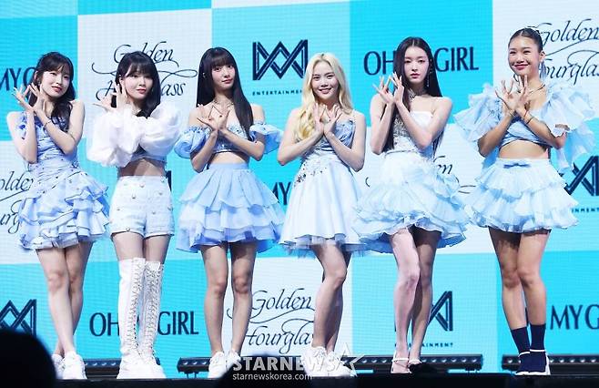 걸그룹 오마이걸(OH MY GIRL)이 24일 오후 서울 광진구 광장동 예스24 라이브홀에서 진행된 아홉 번째 미니 앨범 'Golden Hourglass' 발매 기념 쇼케이스에 참석해 포즈를 취하고 있다. 이번 앨범은 지난해 3월 발매했던 정규 2집 'Real Love' 이후 약 1년 4개월 만의 신보로, 무더워진 여름 속 더욱 빛을 발하는 오마이걸의 눈부신 '골든 타임'을 담은 앨범이다. 2023.07.24 /사진=김창현 기자 chmt@