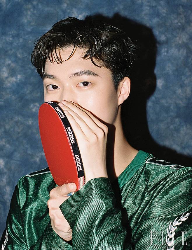 세연이 입은 그린 톱은 Supreme.