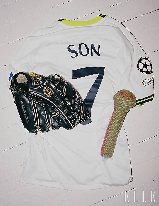 축구를 좋아하는 정윤이 처음으로 구매해 본 손흥민 선수 유니폼. 야구를 시작했던 초등학생 시절, 투수를 꿈꾸며 샀던 글러브. 집에서 습관처럼 사용하는 순천만 안마봉.