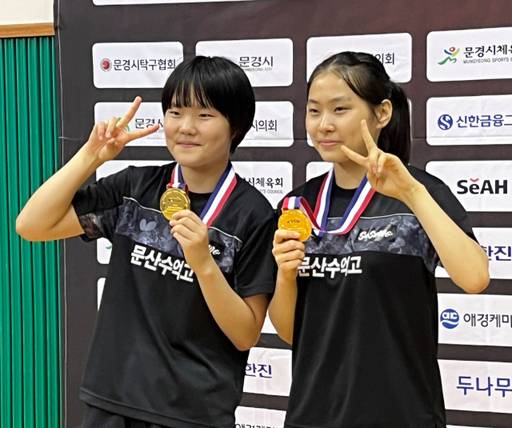 여고부 복식서 우승한 이다은(오른쪽)과 장윤원. 문산수억고 제공