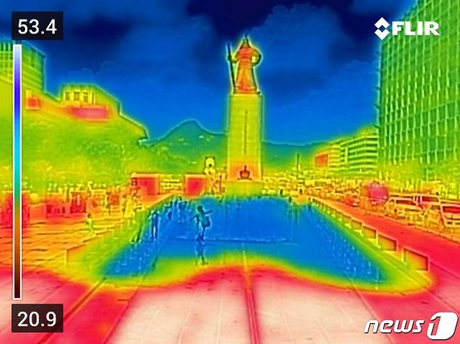 전국 대부분의 지역에 폭염경보가 발령된 28일 열화상카메라로 바라본 서울 광화문광장의 모습. 온도가 높을수록 사진 속 붉은색으로 나타나며 상대적으로 온도가 낮은 곳은 푸른 색으로 나타난다. 2023.7.28/뉴스1 ⓒ News1 유승관 기자