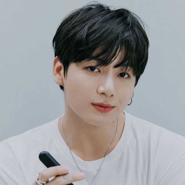 BTS 정국이 살을 빼기 위해서 하루에 한 끼만 먹는 1일 1식 다이어트를 하고 있다고 밝혔다./사진=bts.bighitofficial 인스타그램 캡처