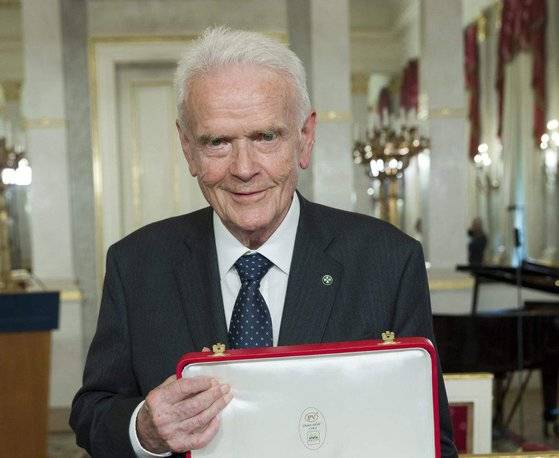 갓난아이의 투표권도 주장한 인구학자 폴 데미니.