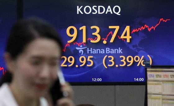 28일 오후 서울 중구 하나은행 명동점 딜링룸 전광판에 코스닥 지수가 전 거래일 대비 29.95포인트(3.39%) 상승한 913.74를 나타내고 있다. 이날 코스피 지수는 전 거래일 대비 4.51포인트(0.17%) 상승한 2608.32로 거래를 마쳤다. 뉴스1