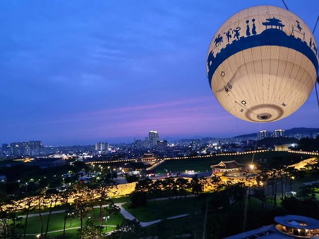 수원 비행기구 ‘플라잉 수원’에 올라 본 야경 사진에 플라잉 수원 외관을 더해보았다. / 사진=김혜성 여행+ 기자