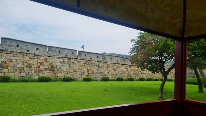 성곽을 지나는 어차 / 사진=김혜성 여행+ 기자