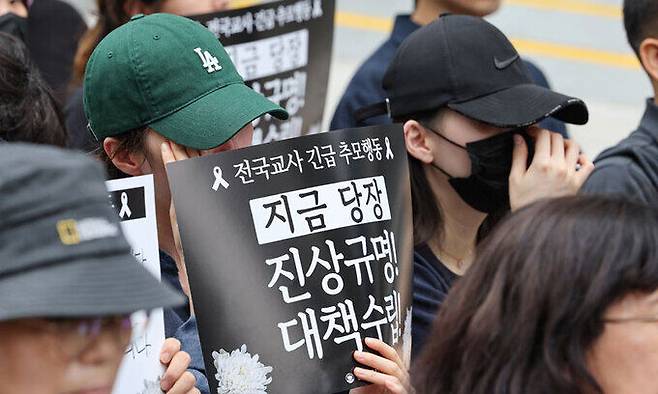 서울 서초구의 한 초등학교에서 발생한 교사 사망 사건과 관련해 22일 서울 종로구 청계천 광통교 인근에서 열린 전교조 긴급추모행동에서 한 참가자가 눈물을 흘리고 있다. 연합뉴스