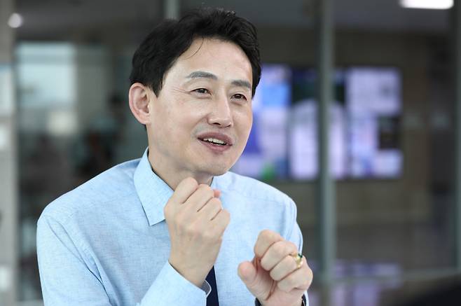 윤재관 전 국정홍보비서관이 25일 서울 여의도 국회 의원회관에서 시사저널과 인터뷰를 하고 있다. 문재인 전 대통령과 청와대 첫 출근부터 마지막 퇴근까지 함께한 1826일의 기억을 모은 《나의 청와대 일기》를 낸 소감을 밝혔다. ⓒ시사저널 박은숙