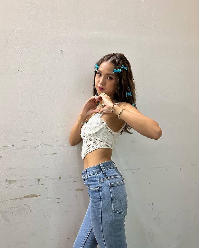 Group OH MY GIRL member Mimi shared a happy routine.On the 28th, Mimi posted several photos on her personal SNS, along with an article entitled Min -  ⁇  Chocolate Cookie.Mimi in the public photo is a picture taken with various poses, especially the admiration of those who blend his happy figure and slim figure.The netizens who saw this are not very good at commenting ... It is so beautiful  ⁇   ⁇   ⁇ ,  ⁇  Mimi seems to be getting better.  ⁇   ⁇ ,  ⁇   ⁇  It is still pretty enough, but how much more beautiful it is  ⁇   ⁇ .IMBC Photos by Mimi Sns