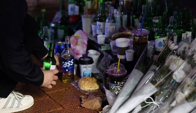 서울 관악구 지하철 2호선 신림역 인근 상가 골목에 '묻지마' 흉기난동 사건으로 숨진 20대 남성을 추모하는 시민들의 발걸음이 이어지고 있다. 연합뉴스