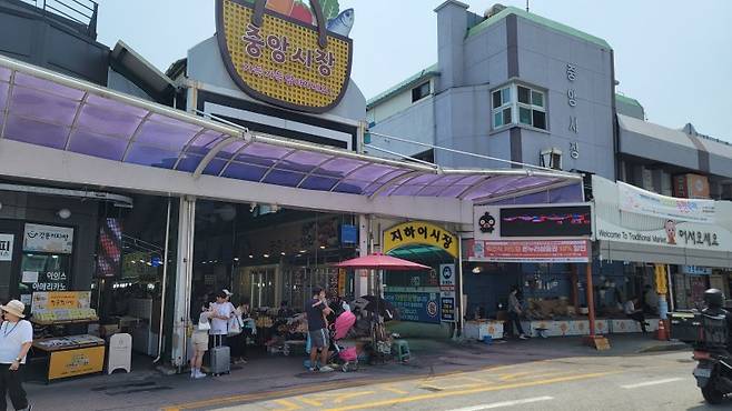 강릉중앙시장에 위치한 75년 전통의 광덕식당. 채널A 방송 '서민갑부'에 출연한 백석연 대표의 영업 철학이 인상적이다. 그는 맛, 청결, 친절이 맛집 비결이라고 한다(위쪽 사진). 동해안을 대표하는 강릉 중앙시장. 지하에는 어시장이 들어섰고 1층은 공산품 매장과 분식류 식당, 2층은 삼숙이탕 등을 파는 식당들이 영업을 하고 있다. 사진=김기섭 기자