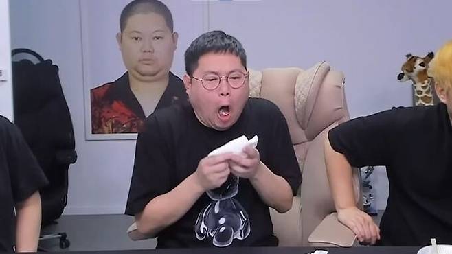 지난4월1일 비제이 겸 유튜버 감스트가 괴식 챌린지를 진행하며 수르스트뢰밍을 먹었다. 유튜브 '감스트' 캡처, 뉴시스