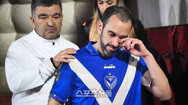 디에고 고딘이 은퇴 경기 뒤 눈물을 흘리고 있다. ESPN