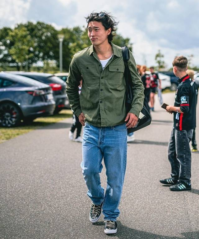 경기장으로 출근하는 조규성. 조규성뿐 아니라 다른 팀 동료들도 초록색 셔츠에 청바지를 입고 등장했다. /사진=미트윌란 SNS