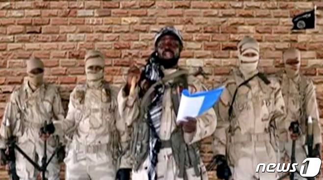 나이지리아 이슬람 무장세력 '보코하람'의 수장 아부바카르 셰카우가 지난 2018년 1월 게재된 영상에서 연설하는 모습. 2018. 1. 15. ⓒ 로이터=뉴스1 ⓒ News1 김성식 기자