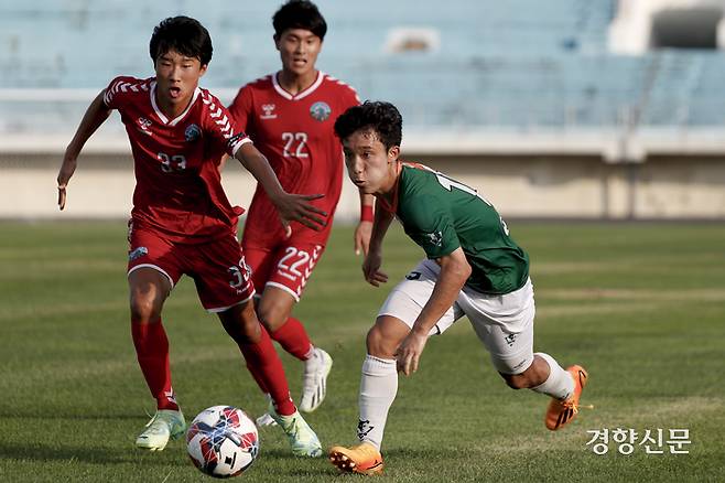 서울 중대부고 장도영이 1일 충북 제천종합운동장에서 열린 2023 대통령금배 고등U17 유스컵 결승 인천 부평고와의 경기에서 돌파하고 있다. 문재원 기자
