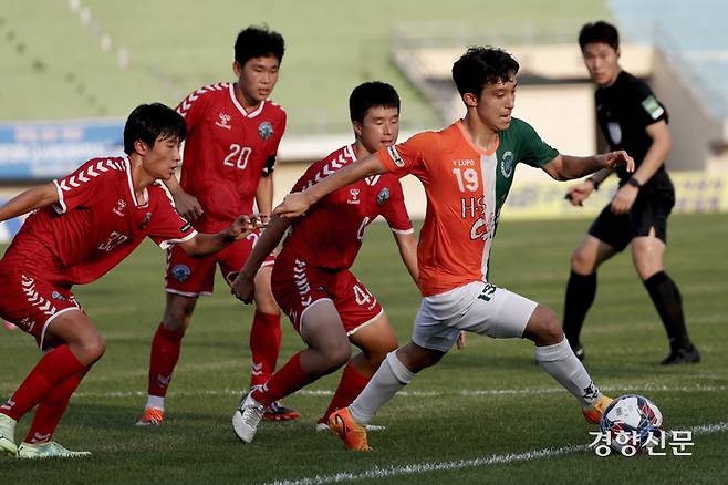 서울 중대부고 복준하가 1일 충북 제천종합운동장에서 열린 2023 대통령금배 고등U17 유스컵 결승 인천 부평고와의 경기에서 볼 경합을 하고 있다. 문재원 기자