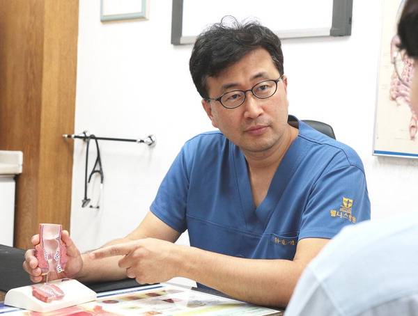 특별한 원인이 없는 특발성 항문 소양증(가려움증)은 대부분 섭취 음식이나 생활습관에 의해 발생하게 된다. 웰니스병원 김경래(대장항문외과 전문의) 원장이 항문소양증 관련 환자에게 진료 상담을 하고 있다.