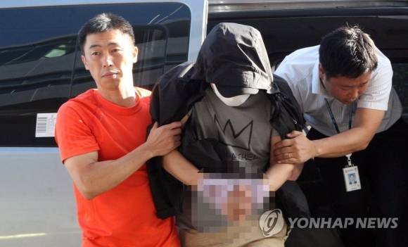 ‘워터파크 몰카’ 지시한 피의자가 경찰로 압송되는 모습. 연합뉴스 자료사진