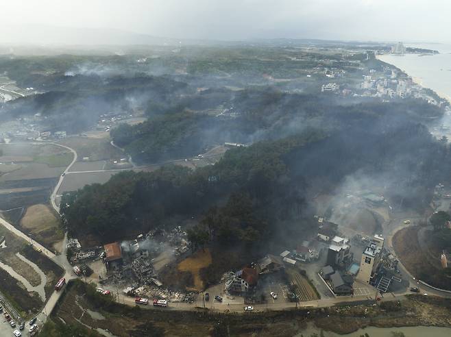 4월11일 강원도 강릉시 안현동·난곡동 일대에 화재가 발생해 연기가 나고 있다. ⓒ시사IN 이명익