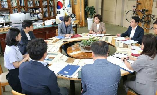나경원(오른쪽) 전 자유한국당 원내대표는 2일 SNS를 통해, 최근 서울특별시교육청을 방문해 조희연 서울시교육감과 '교권과 학생인권의 조화'와 '일반교사 특수교육 관련 연수 확대' 등을 논의했다고 밝혔다.<나경원 전 국회의원 페이스북 사진>