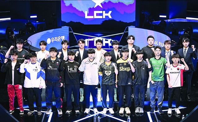 지난 6월 서울 종로구 LCK 아레나에서 진행된 2023 ‘LoL 챔피언스 코리아(LCK) 서머 시즌’ 개막 미디어데이 행사 에서 10개 팀 선수들이 선전을 다짐하고 있다. LCK 제공