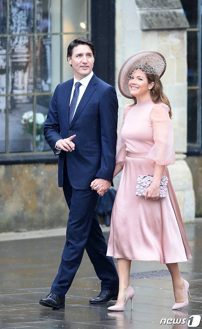 쥐스탱 트뤼도 캐나다 총리와 부인 소피 여사가 6일 (현지시간) 런던 웨스트민스터 사원에서 열린 찰스 3세 영국 국왕의 대관식에 도착을 하고 있다. ⓒ 로이터=뉴스1 ⓒ News1 우동명 기자