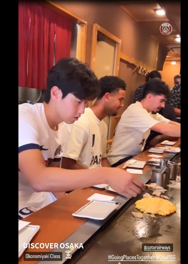 지난달 24일 PSG SNS에 공개된 일본 문화를 체험 중인 선수단의 모습. 이강인이 오코노미야키를 만들고 있다. 사진=PSG SNS