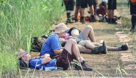 2일 전북 부안군 새만금 일대에서 열리는 ‘제25회 세계스카우트 잼버리’ 야영장에서 첫날 폭염으로 인한 온열질환자가 400여명 발생하는 등 스카우트 대원들이 폭염에 시달리고 있다. 최기웅 기자