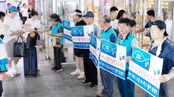 2일 동구 부산역 앞에서 상인들이 ‘전통시장 수산물 안심 캠페인’을 열고 있다. 부산시상인연합회 주관으로 열린 이 캠페인은 수산물 안전에 대한 인식 개선을 위해 마련됐다. 이원준 기자