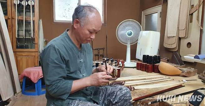 표태선 악기장이 대전시 중구 보문산 공방에서 현악기 작업을 하고 있다. 사진=이익훈 기자