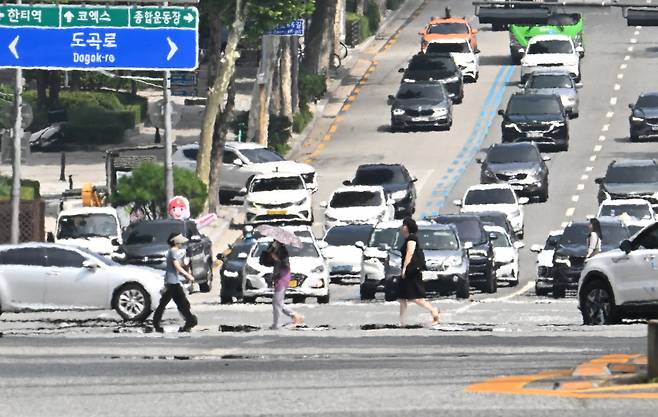 폭염 위기 경보 '심각' 단계가 발효중인 2일 서울 강남구 영동대로 아스팔트 위로 아지랑이가 피어오르고 있다. 행정안전부는 기록적인 폭염 상황에 1일 오후 6시를 기해 폭염 위기 경보 수준을 '심각'단계로 상향했다. 이는 지난 2019년 이후 4년 만이다. 임세준 기자