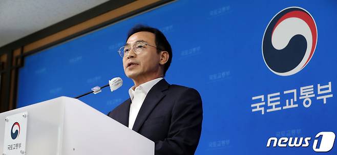 김오진 국토교통부 1차관이 3일 오후 세종시 정부세종청사에서 한국토지주택공사(LH) 아파트 철근 누락 파문과 관련해 민간아파트 무량판 구조 조사계획 및 한국토지주택공사(LH) 조사 결과 등을 발표하고 있다. 2023.8.3/뉴스1 ⓒ News1 김기남 기자