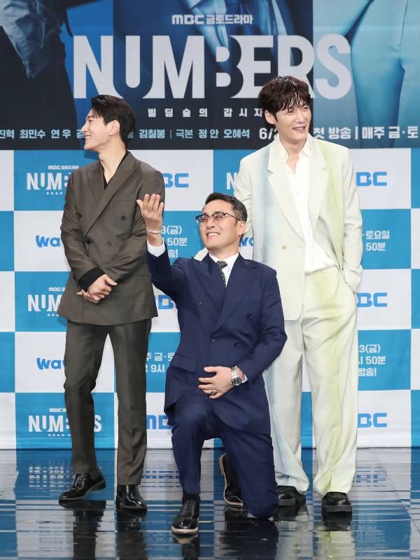 배우 김명수, 최민수, 최진혁이 23일 오전 서울 마포구 상암MBC 골든마우스홀에서 진행된 MBC 새 금토드라마 '넘버스 : 빌딩숲의 감시자들' 제작발표회에 참석해 포토타임을 갖고 있다. '넘버스 : 빌딩숲의 감시자들'은 고졸 출신 회계사 장호우가 거대 회계법인의 부조리에 맞서 가장 회계사답지만 가장 회계사답지 않은 방식으로 정의를 실현해가는 휴먼 오피스 활극. 오늘(23일) 오후 9시 50분 첫 방송. 서병수 기자 qudtn@edaily.co.kr /2023.06.23/