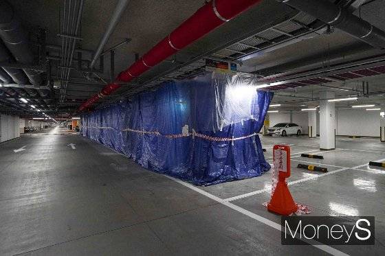 정부가 LH아파트 철근 누락 사태와 관련해 무량판 공법 아파트에 대해 전수조사가 들어간 가운데 사진은 LH가 발주한 지하주차장 무량판 구조 아파트 중 기둥 보강철근이 누락된 경기 파주시 운정동의 한 아파트. 보강공사를 진행 중이다. /사진=임한별 기자