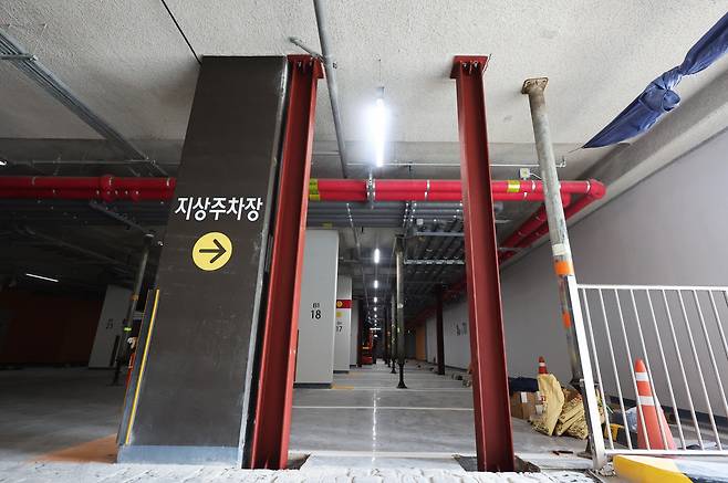 3일 지하 주차장 무량판 구조 기둥 일부에 철근이 빠진 것으로 확인된 경기도 오산시의 한 LH 아파트 지하주차장에서 보강작업이 진행되고 있다. [연합]